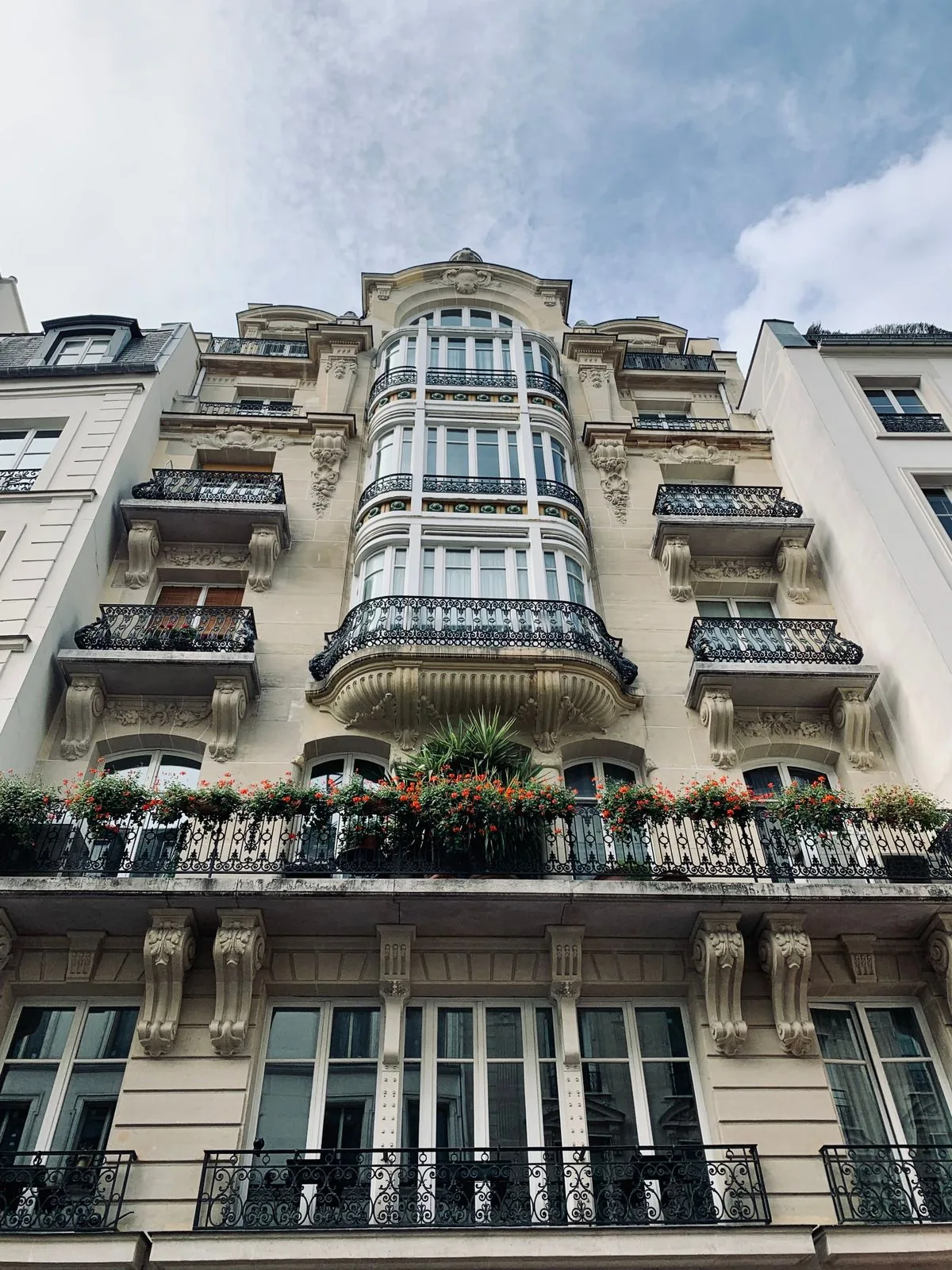 Façade d’un immeuble avec balcons, photographie d’illustration
